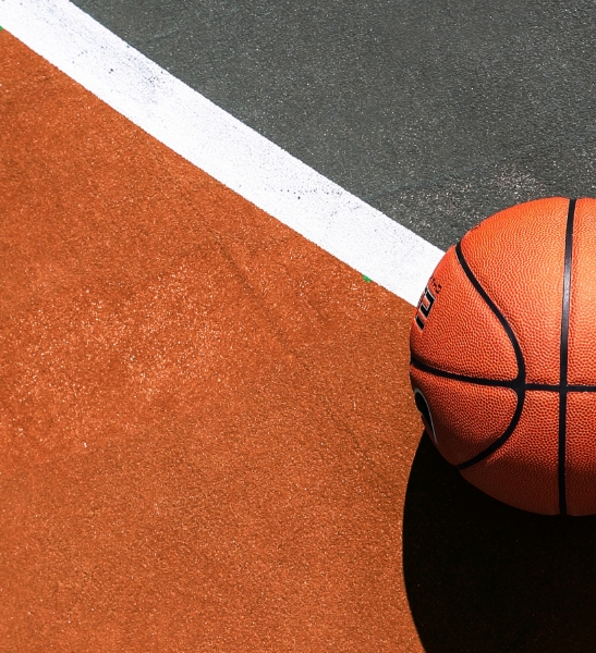 Un ballon sur un terrain de basket