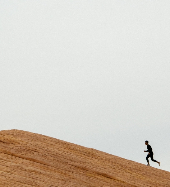 Runner sur une dune. Accompagnement du chapitre sur le rôle du coach